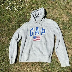 Gap pullover men’s medium gray and USA flag hoodie